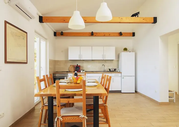 Villa Bua - Beautiful Seafront Apartments