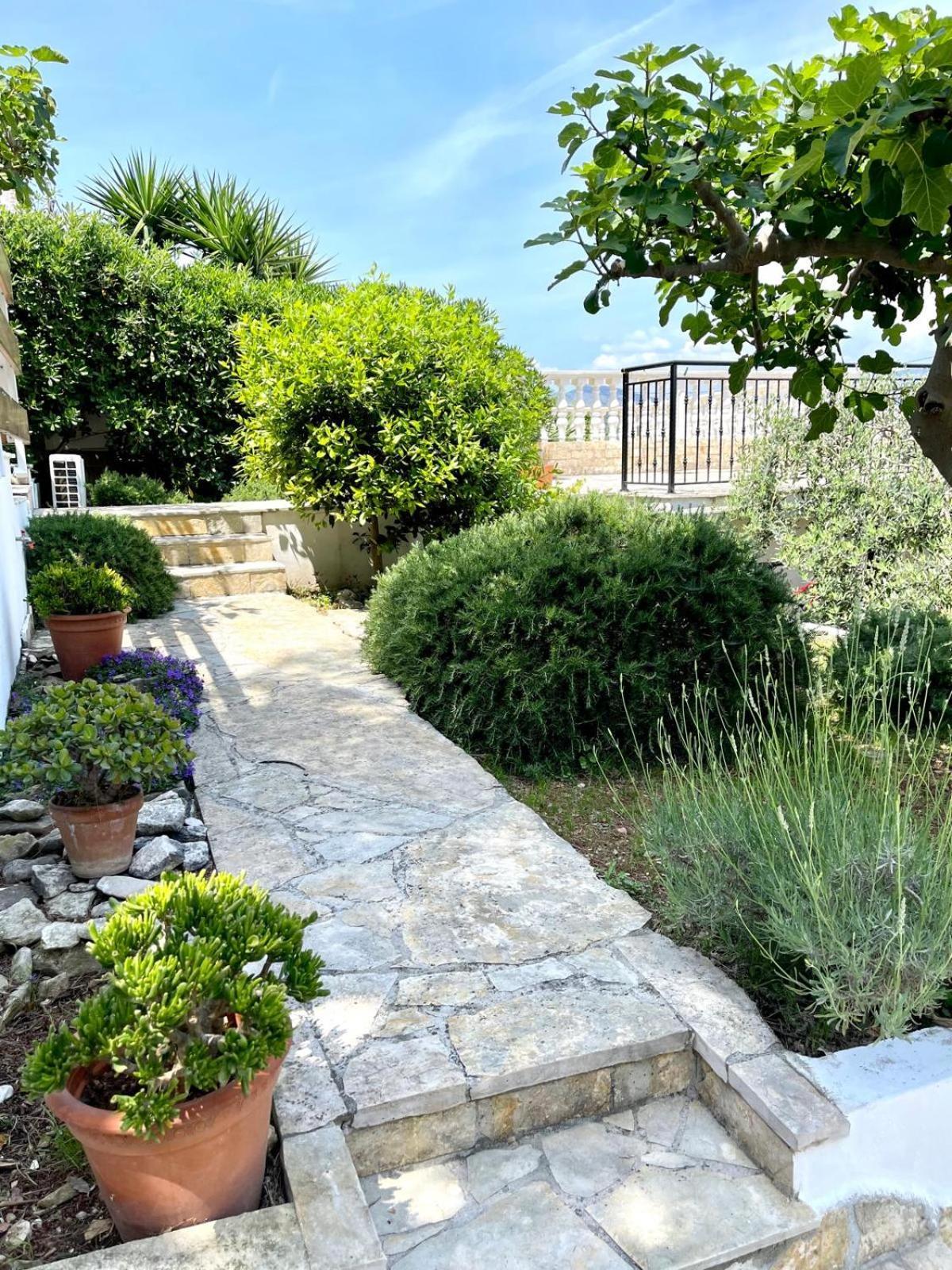 Bua - Beautiful Seafront Apartament Trogir