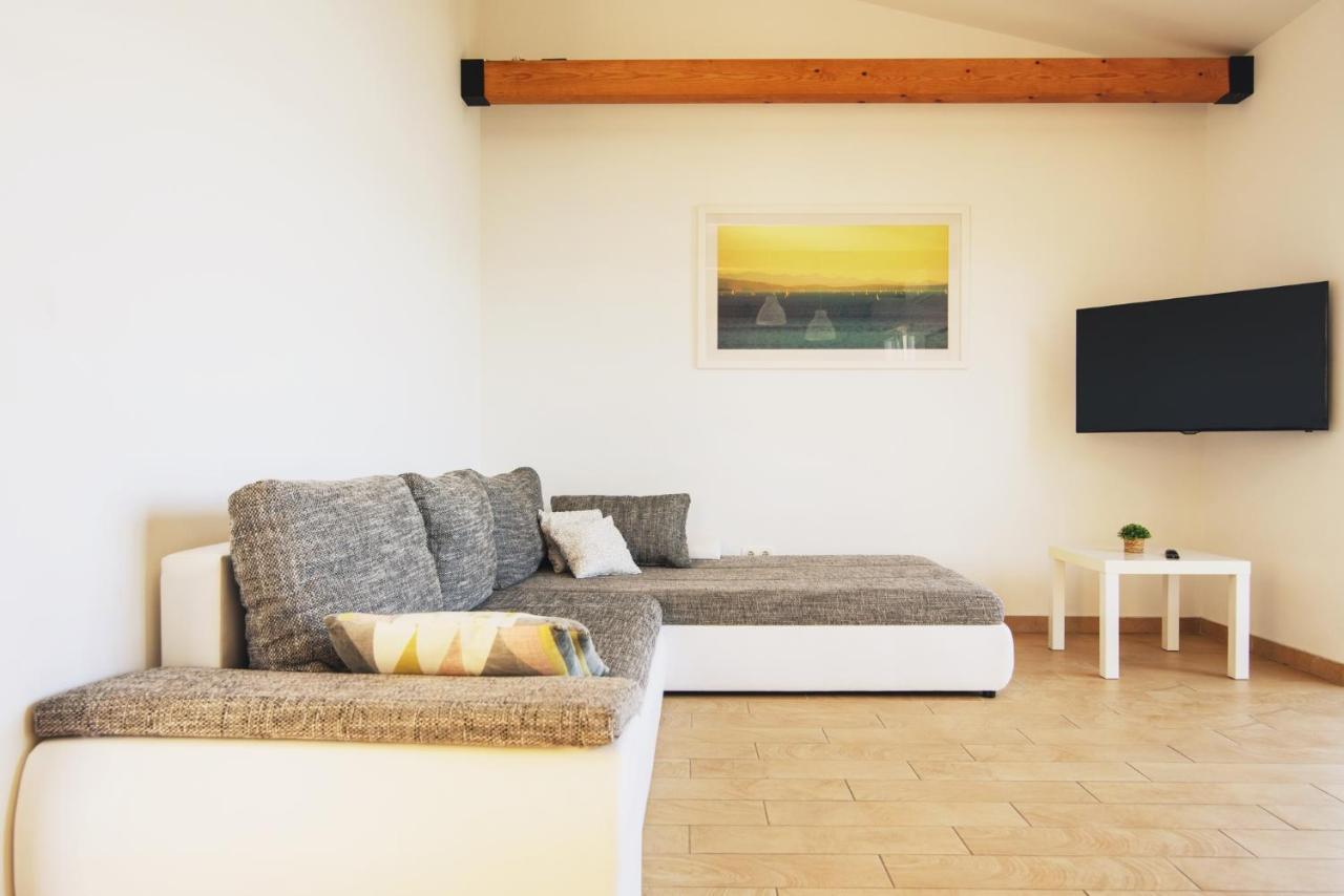 Bua - Beautiful Seafront Apartment Trogir