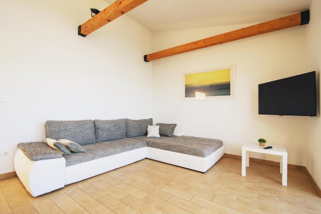 Bua - Beautiful Seafront Apartment