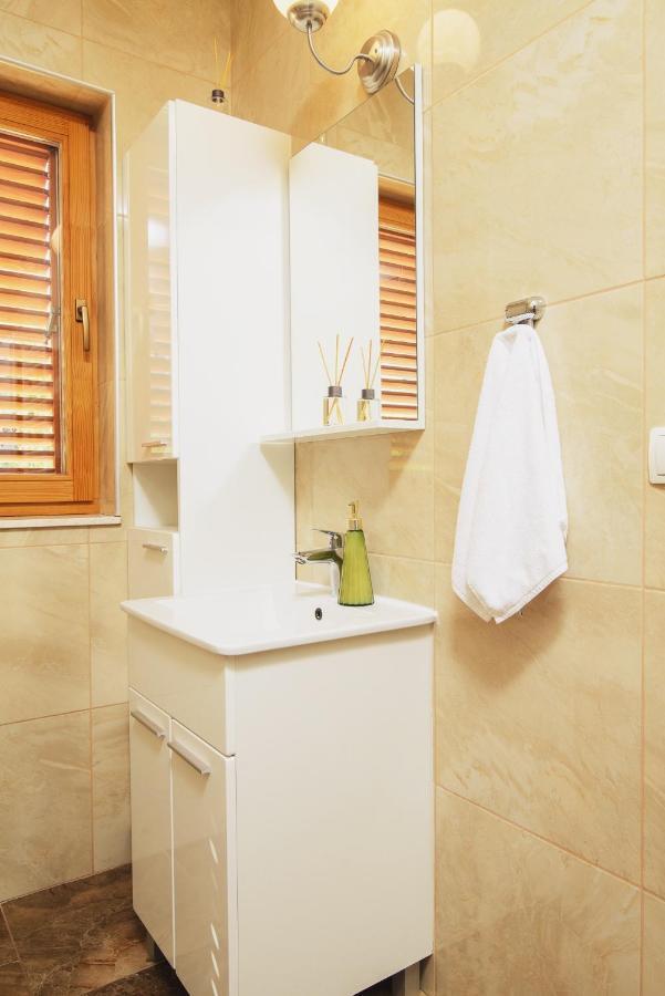 Bua - Beautiful Seafront Apartment Trogir